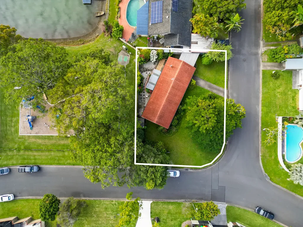 Currumbin Waters 4 Bedroom Renovators Delight - Corner Position