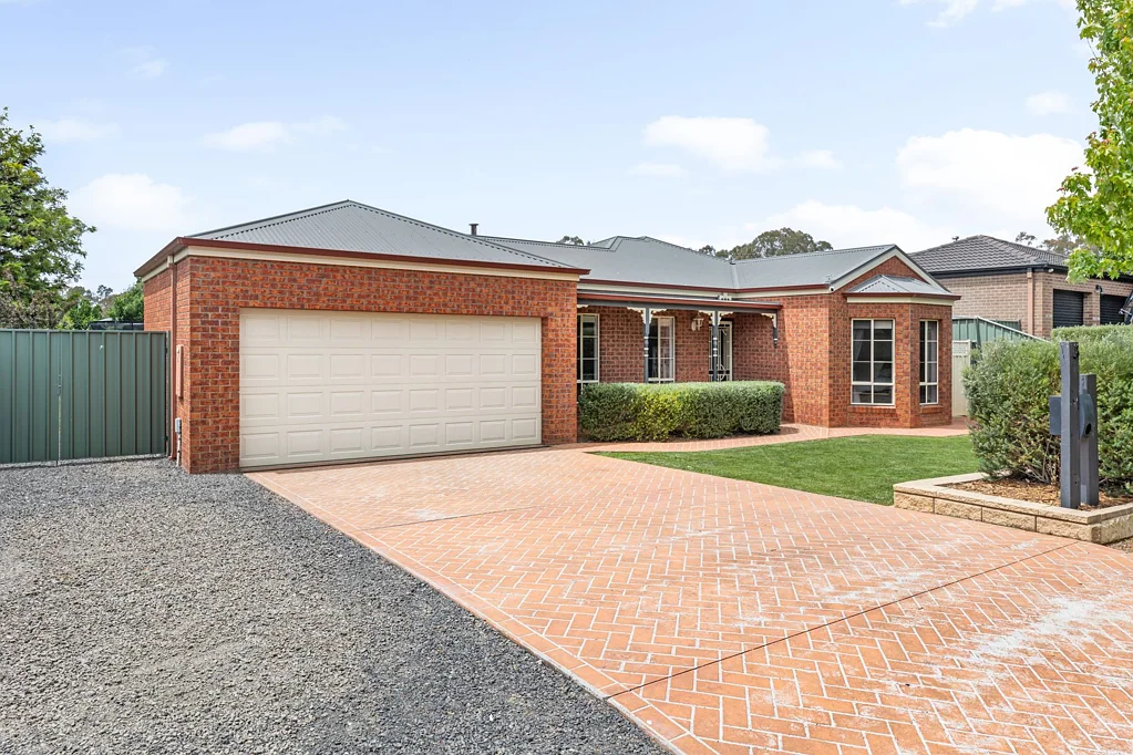 Strathfieldsaye 3ห้องนอน Charming Family Home with Established Gardens