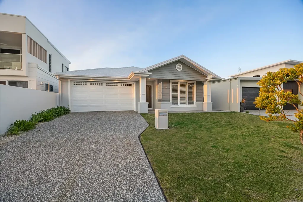 Pelican Waters 4બેડરૂમ HAMPTONS ELEGANCE & SPACIOUS FAMILY LIVING