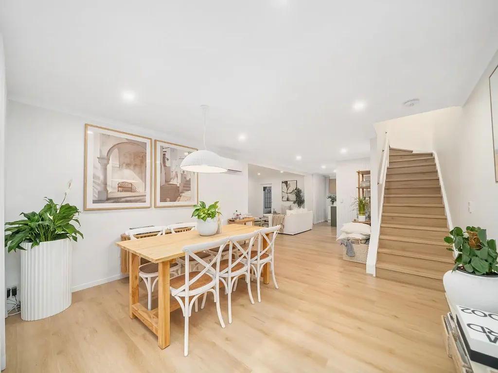 Scarborough 2 Bedroom Modern Coastal Elegance - Renovated Townhouse Moments from Scarborough Beach