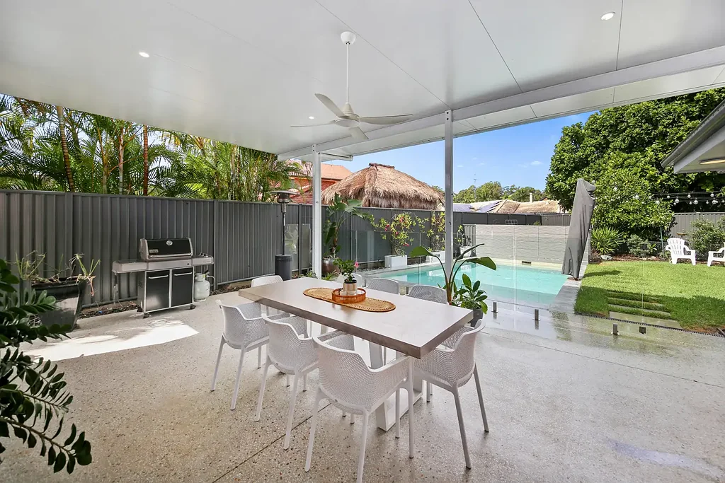 Mountain Creek 5房  Modern Family Living with Side Access and a Pool.