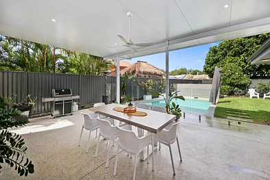 Mountain Creek 5房  Modern Family Living with Side Access and a Pool.