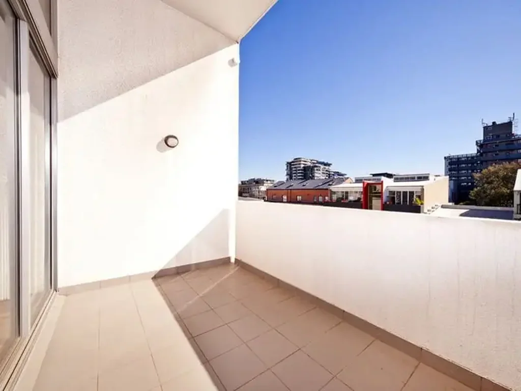 Fresh painted High Ceiling home, great location