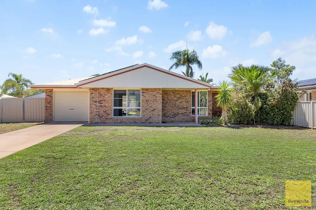 Emerald 3ਬੈੱਡਰੂਮ NEAL LOWSET BRICK HOME WITH POOL AND SHED