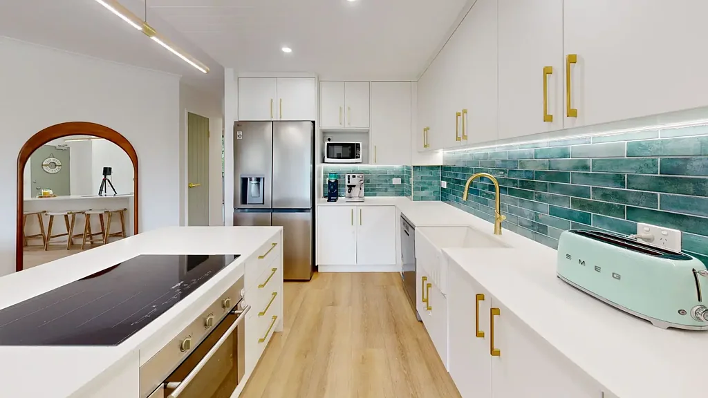 Main Beach 2chambre House Like Proportion | Beachside Suburb