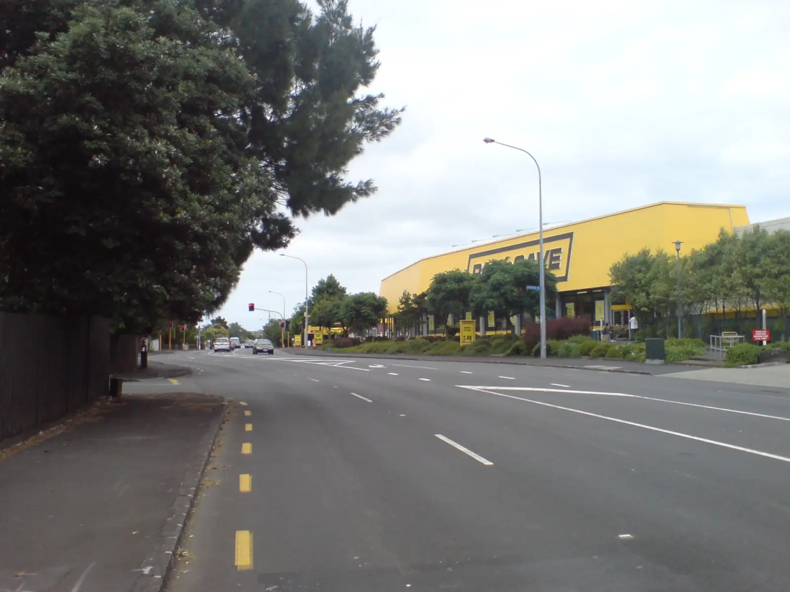 奥克兰中区主干道乱停车现象严重,Pak 'n Save超市供货车道路中央随意停!