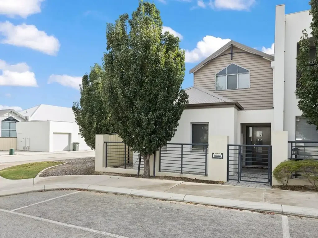 Clarkson 1房  PERFECT LOCK-UP-&-LEAVE, ONE BED PLUS BONUS ROOM UPSTAIRS!