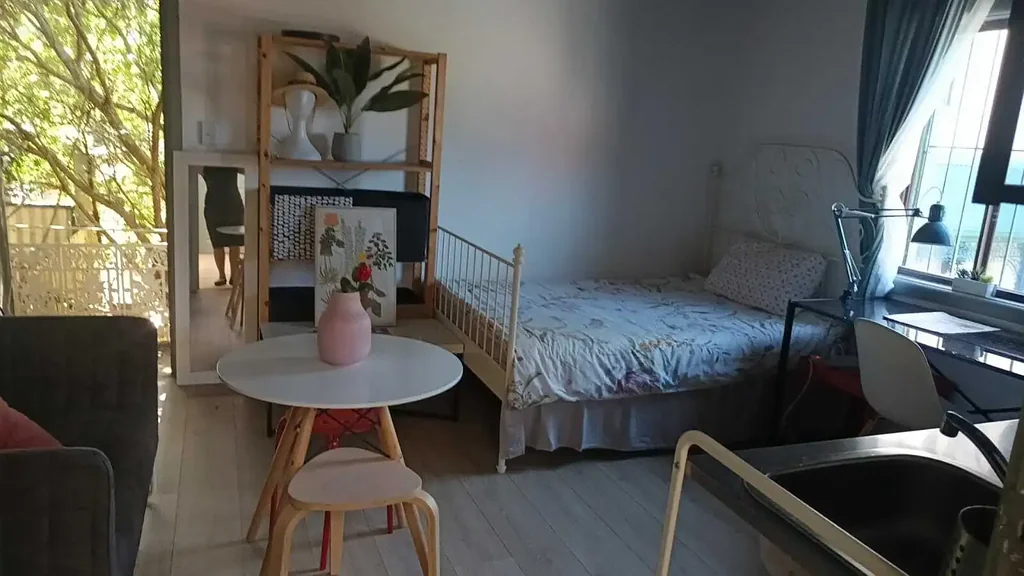 Bright & Easy Studio Living in the Heart of Petersham