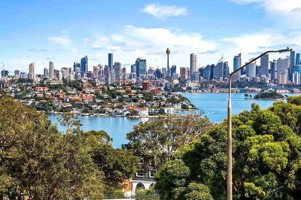 Vaucluse 3房 港湾视野璀璨 180度全景 奢华住宅 知名设计 意大利厨房 Gaggenau电器 私密花园 车库电梯 EV充电 High-End Glamour With Panoramic Harbour Views, A House-Like Boutique Garden Residence With 357sqm Approx On Title