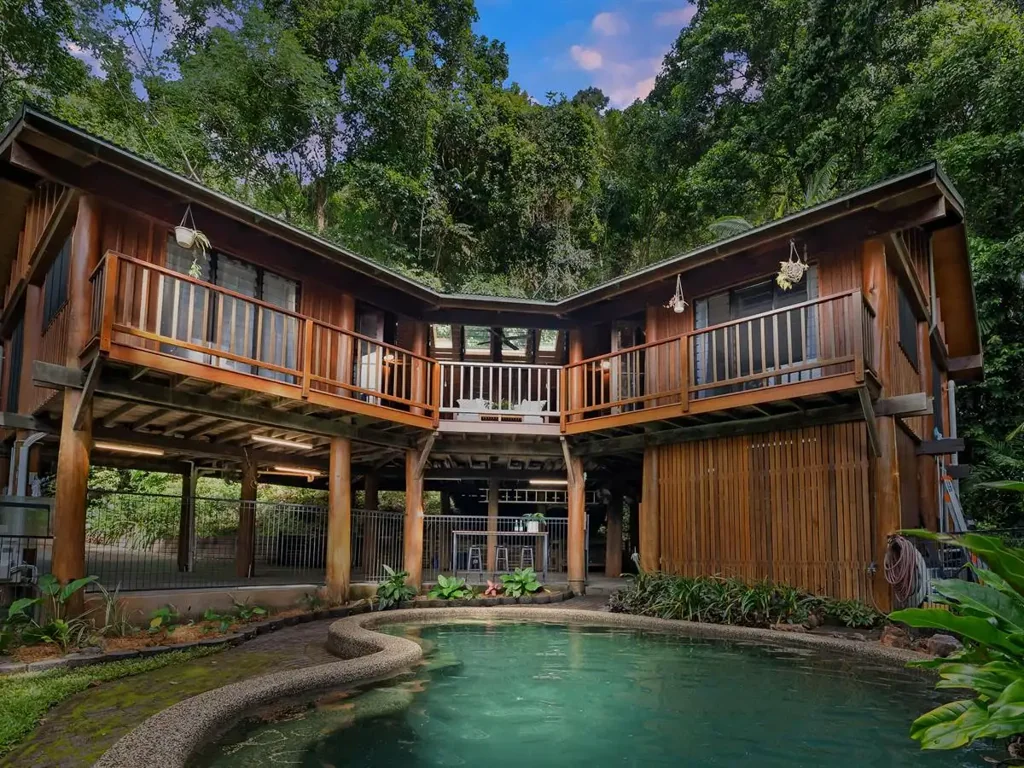 Freshwater 3Zimmer Private Architectural Treehouse Retreat on 1,695m²