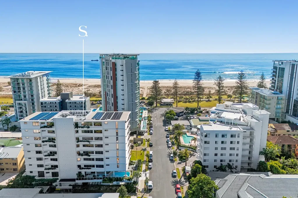 Coolangatta 3 Slaapkamer 100m to Kirra Beach | House-Sized 3 Bed + Media | Rare 3 Car Spaces