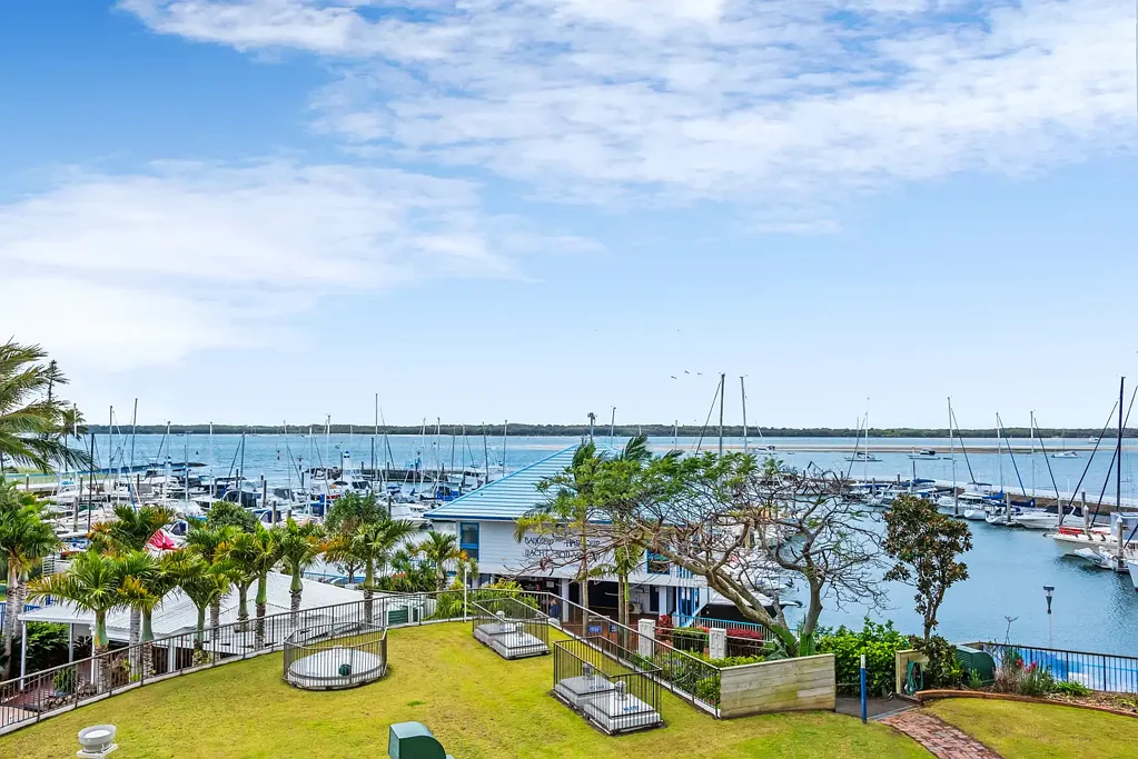 Runaway Bay 3 Slaapkamer Large North-Facing Waterfront Apartment… Exceptional Size & Exceptional Value!