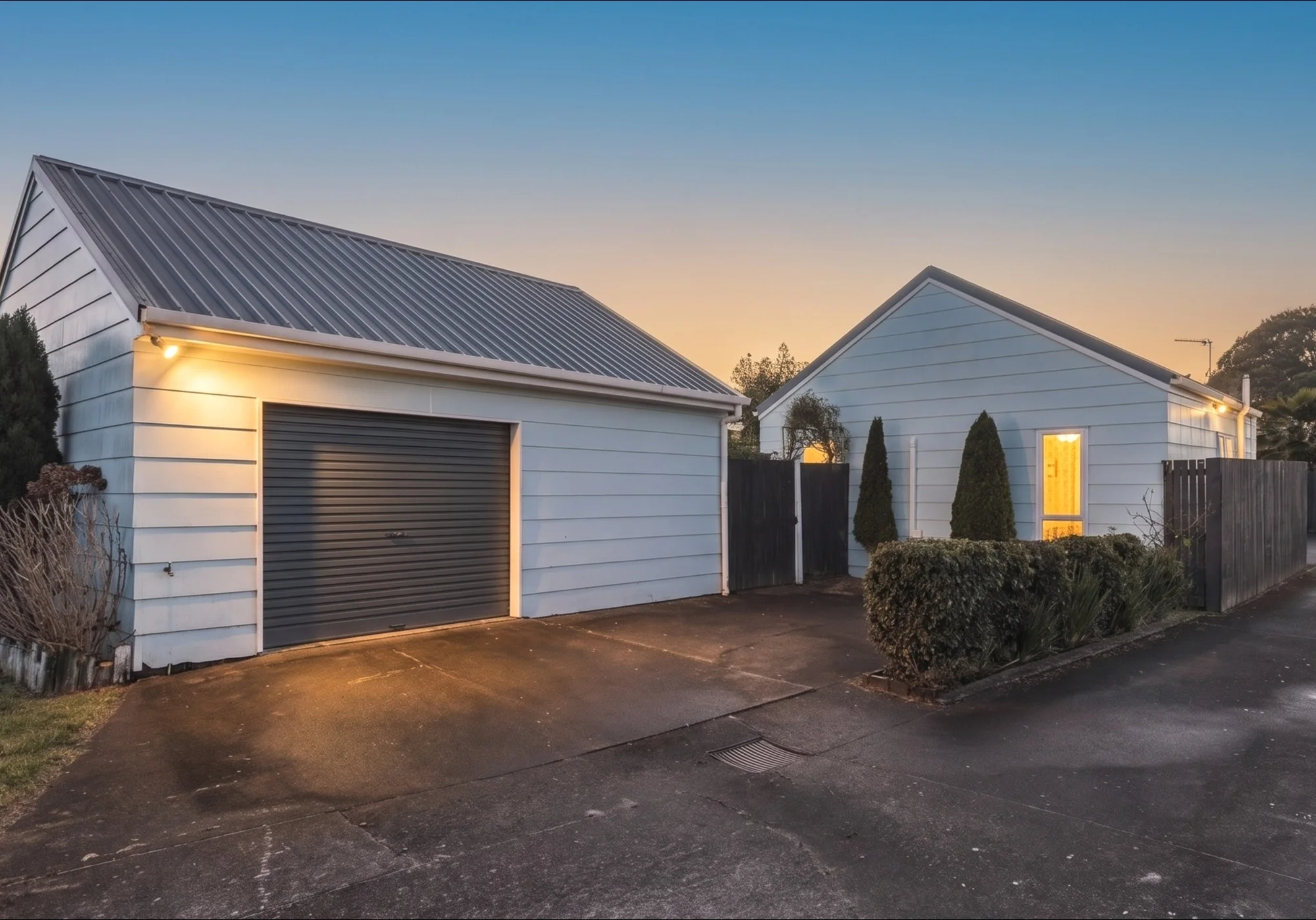 Takanini 2 Bedroom #GAMEDAY Add Value Here - Road Front + 3 Garages!!