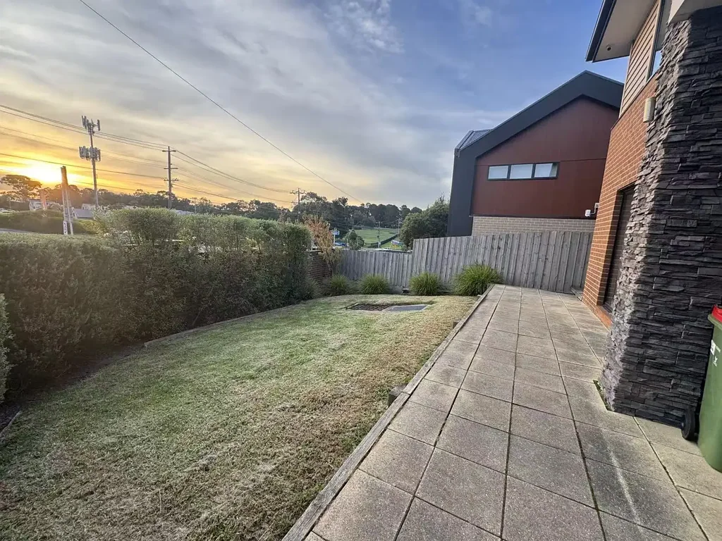 4 Bed + Study/Office Well Appointed Young Townhouse In Great Location