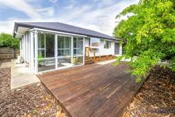 228 Hills Road, Shirley