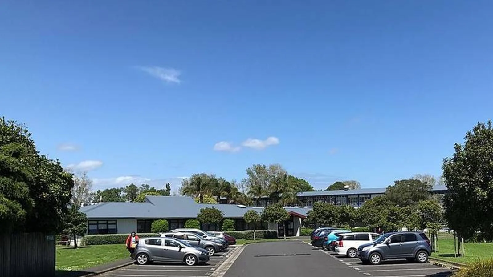 校内病例数持续上升，奥克兰一高中宣布紧急停课