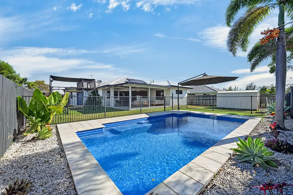 Burdell 4બેડરૂમ Poolside Living in a Quiet Position