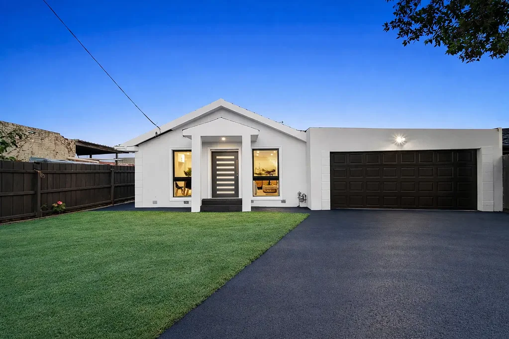 Mordialloc 4房 焕然一新四卧 采光充足厨房 地暖系统 双车库 低维护户外 便利地理位置 靠近设施与学校 Fully Renovated Family Home