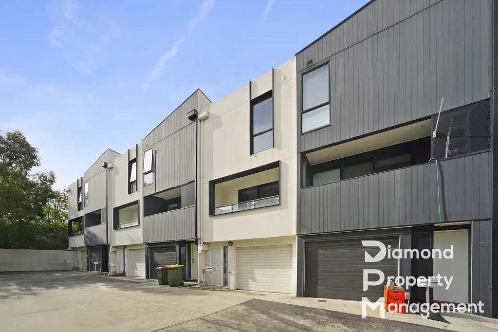 Modern Townhouse in Prime Clayton Location – Fully Furnished