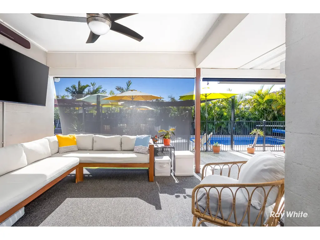 Mulambin 4部屋 Hear the ocean roll in and embrace the relaxed coastal lifestyle that comes with living just a short stroll from beautiful Mulambin Beach.