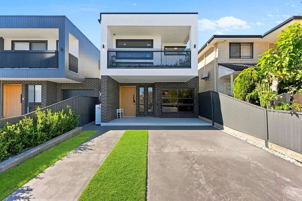 Cabramatta West 4कमरा JUST LISTED - SPACIOUS FAMILY LIVING IN PRIME CABRAMATTA WEST LOCATION
