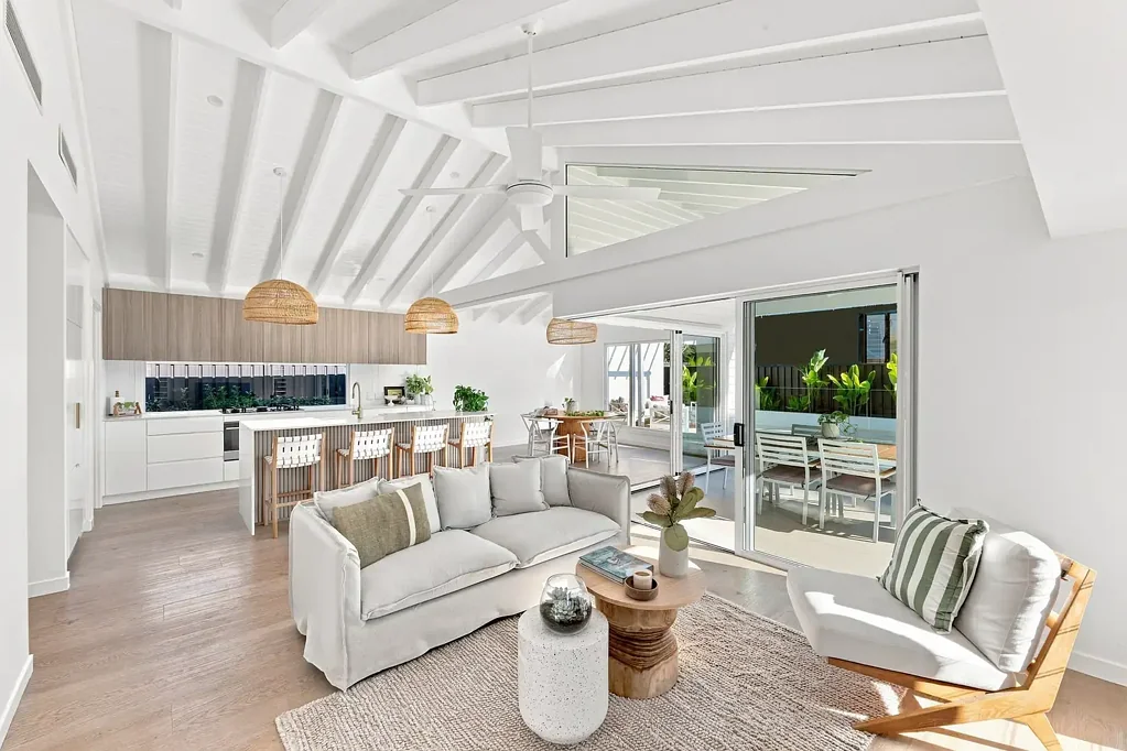Burleigh Waters 4房  STUNNING FULLY RENOVATED HOME - JUST A STROLL TO THE BEACH
