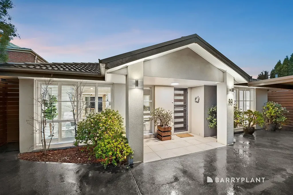 Wantirna South 3房 低维护单层设计 三卧两新卫 厨房流畅连接户外娱乐区 合成草皮后院 全平地块 气候控制 便利设施 优质教育环绕 Seamless Single-Level Perfection