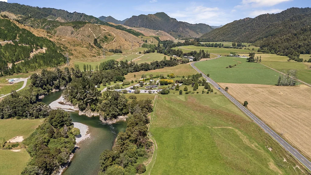 Murchison  Riverside serenity with income
