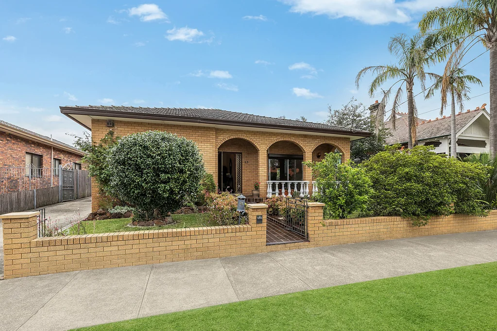 Haberfield 4ਬੈੱਡਰੂਮ Substantial double-brick family home on rare 948sqm