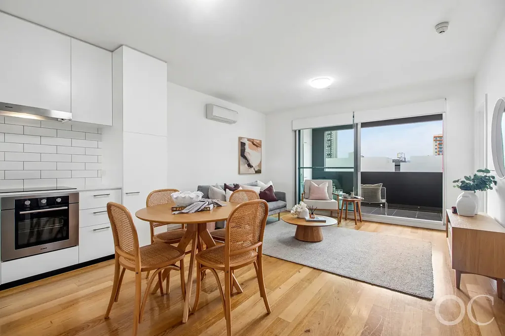 Adelaide 2कमरा Open the Door to Top-Floor Living with Eastern Views