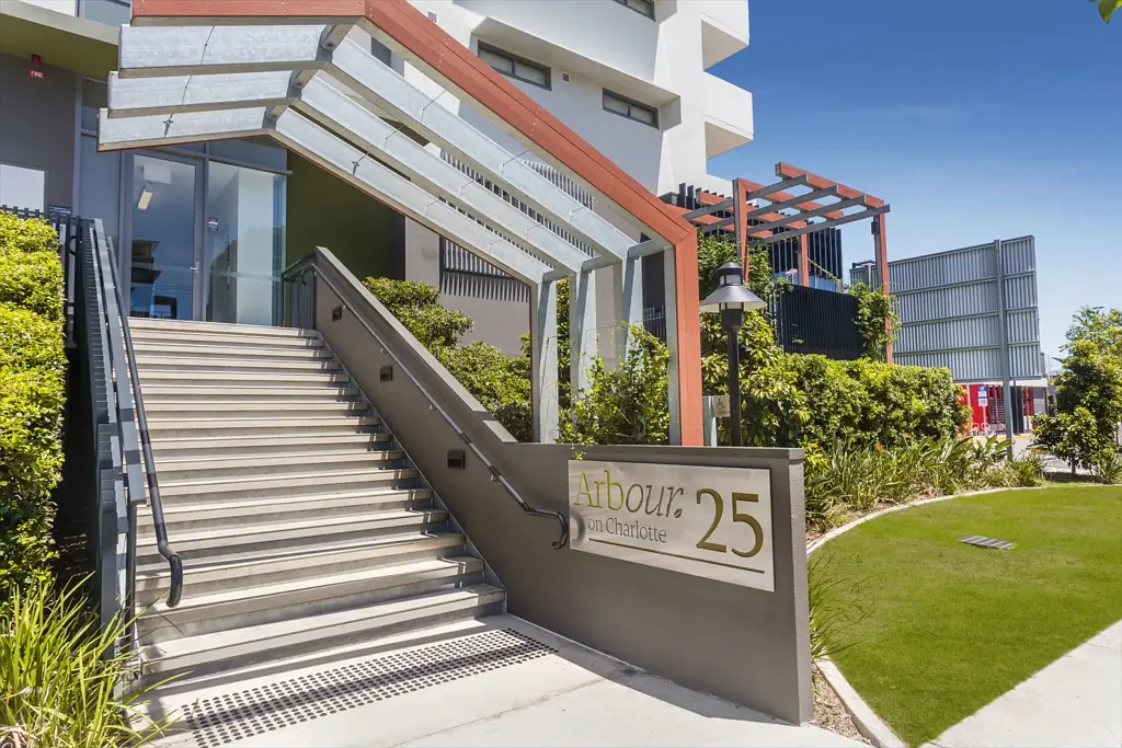 Chermside 1房 Chermside中心地带 1卧1卫公寓 地下停车位 大型阳台 步行至Westfield Chermside 公交站近便 Modern 1 Bed Unit in a Sought After Position