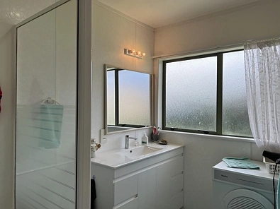 Peninsula perfect - maintenance-free close to Macleans College & beaches