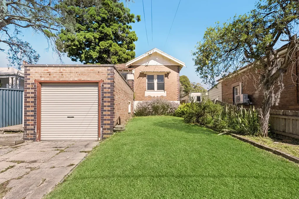 Hurstville 3कमरा Exciting opportunity boasting utmost convenience