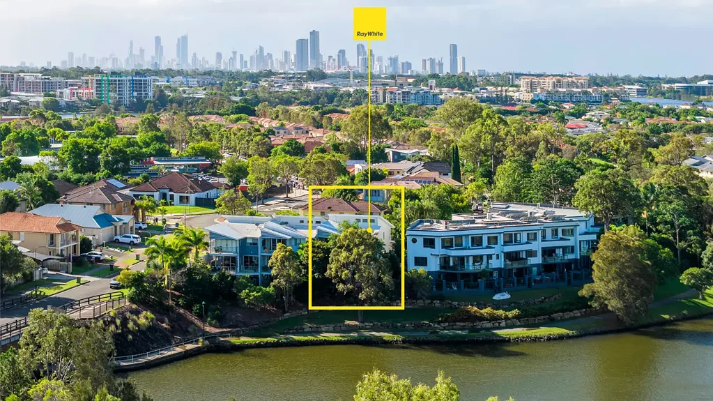 Varsity Lakes 5Habitaciones Rare Dual-Living Waterfront Villa in a Prime Varsity Lakes Position