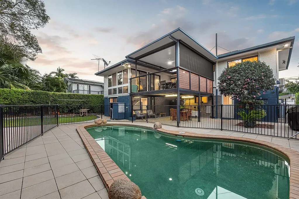 Keperra 5房  景观壮丽、双居户型家庭住宅，环绕公园绿地！ Spectacular Dual Occupancy Family Home with Parkland Surrounds!