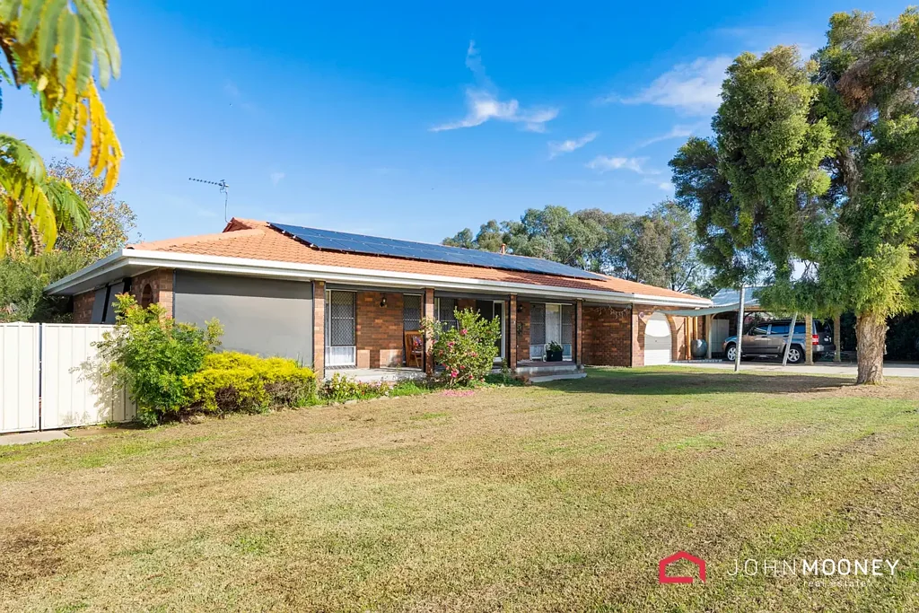 Glenfield Park 4房  4 Bedroom, 2 Bathroom, Brick Family Home.