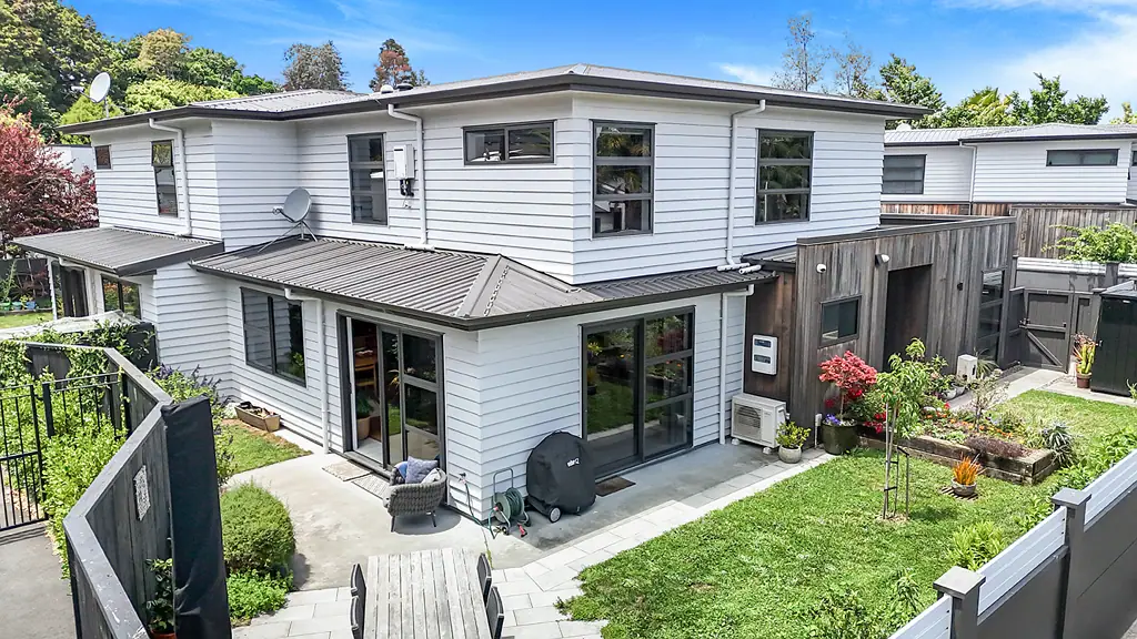 Chartwell 3 Bedroom Executive Living On River!