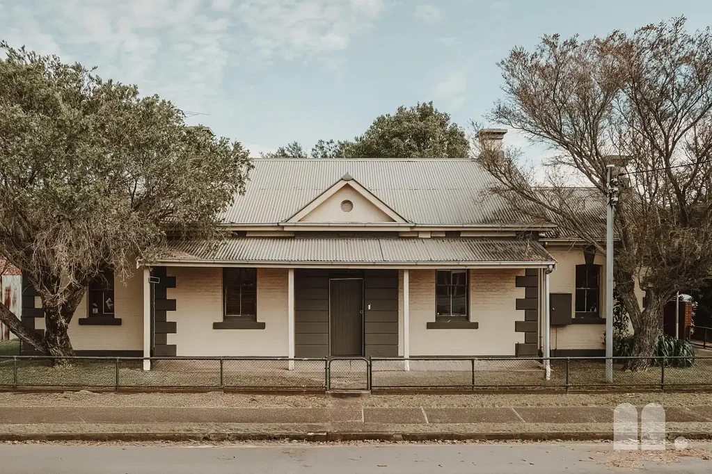 Hamilton 5房  Historic Former Police Station, Large Corner Block, R3 Zoning, Huge Potential!