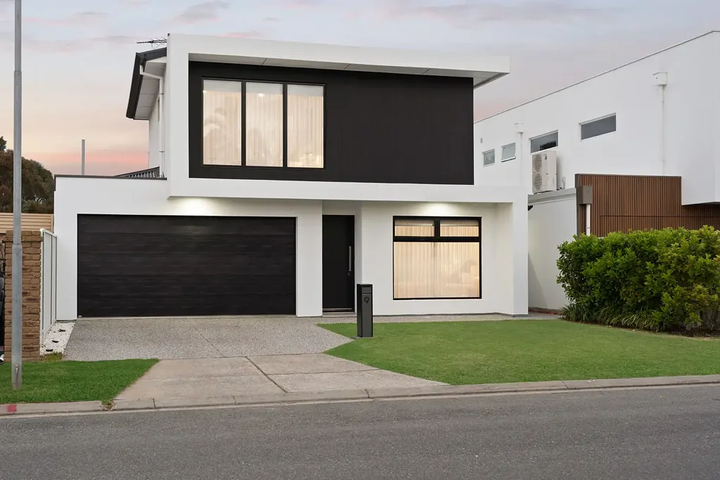 Grange 4બેડરૂમ QUALITY EXECUTIVE RESIDENCE IN A PRIZED SEASIDE SUBURB
