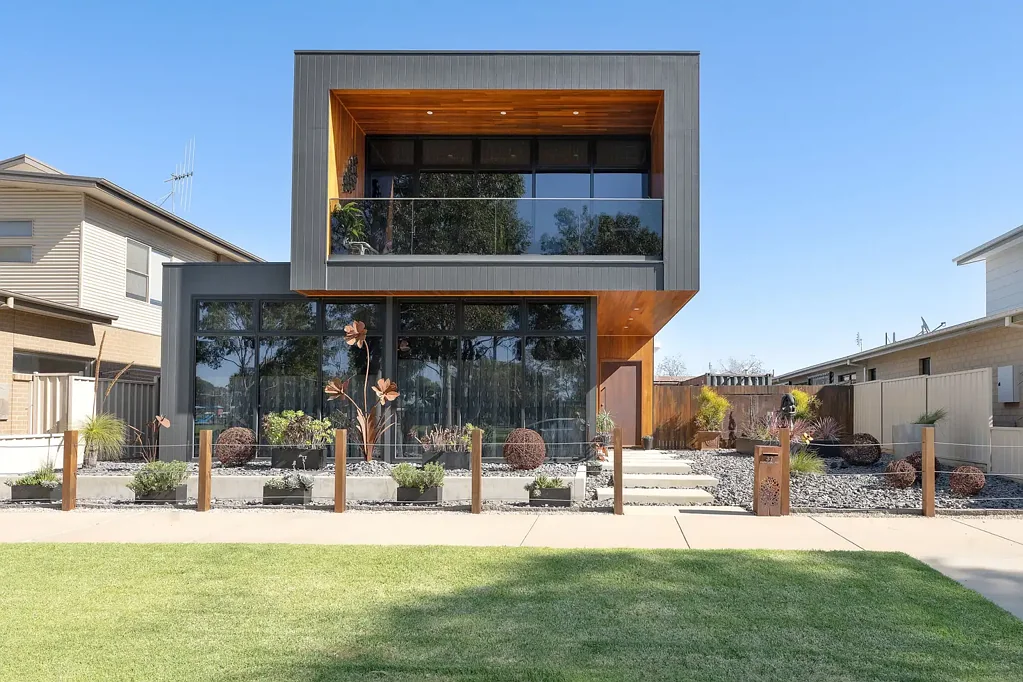 Swan Hill 3 Bedroom Stylish Living with Parkside Views