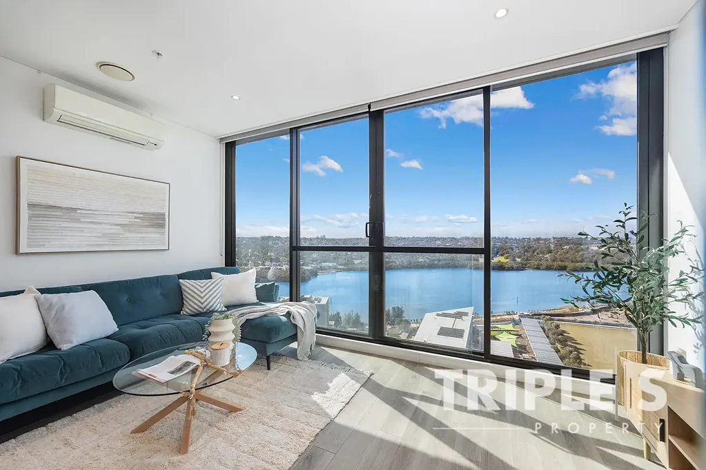 Wentworth Point 1Moenga North facing with 180 degree of water view and park view! Spaciou 1 bedroom with tile floor in living!