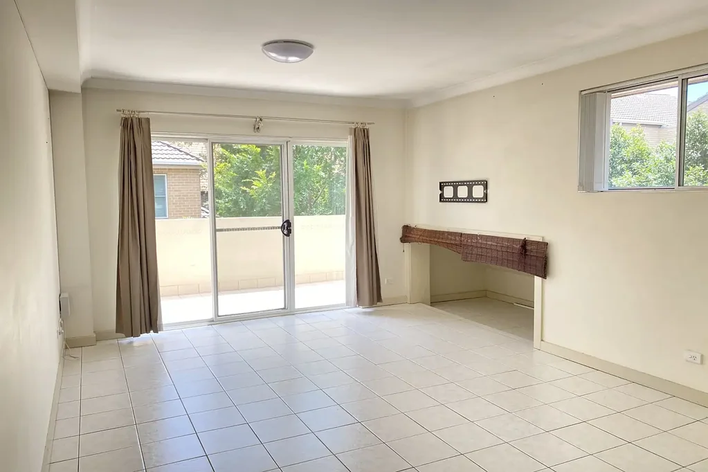 1 BED UNIT, 1 BATH, 1 CARSPACE - TILED THROUGHOUT