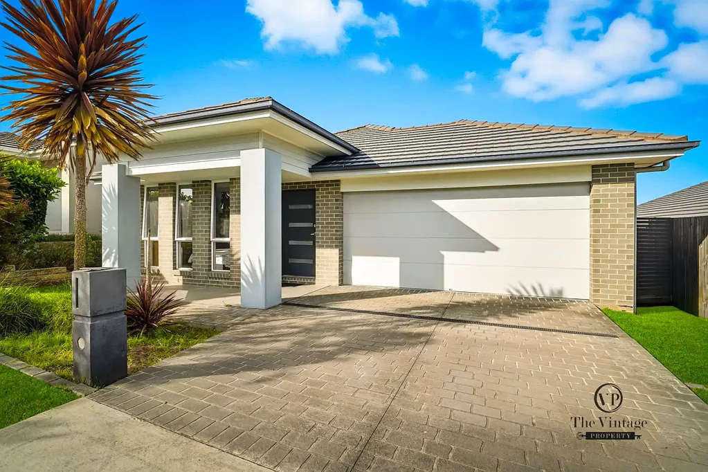 Oran Park 4غرفة نوم Prestigious Family Home On 450 sqm land At Outstanding Location!!