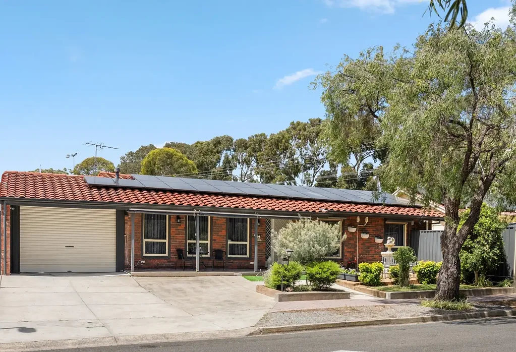 Paradise 4房  Family Home & Dual Living on Generous Corner Block.