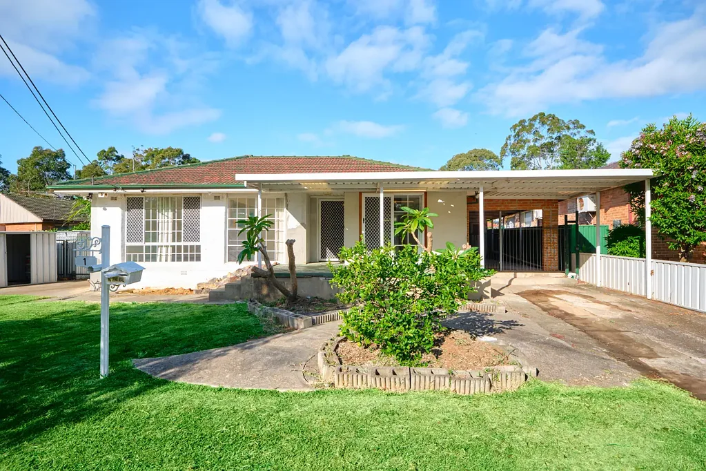 Villawood 4房 宽大地块607.7sqm R3分区 联排别墅潜力 砖面住宅 独立厨房 四卧两浴 Renovate or Detonate – Prime R3 Development Opportunity