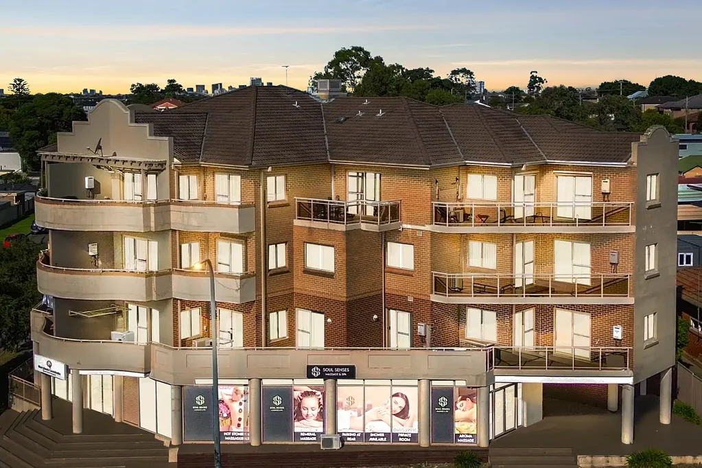 Merrylands 3Habitaciones Freshly Repainted Three Bedroom Apartment Offering Lifestyle and Convenience