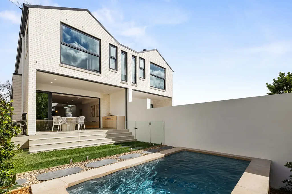 Gladesville 5ਬੈੱਡਰੂਮ Fresh Take on Contemporary Family Living in Peaceful Gladesville Pocket