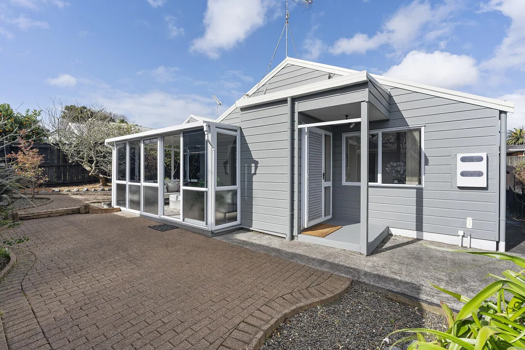 Ellerslie 2 Slaapkamer Spacious, sunny, single-level gem - walk to shops