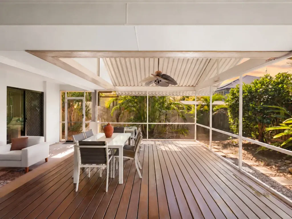Parrearra 4कमरा Kawana Island Hideaway - Spacious Four‑Bedroom Home in Quiet Cul‑de‑sac