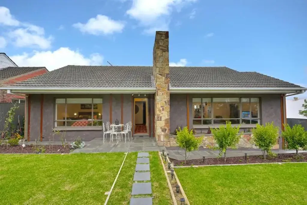 This lovely Modern 3 Bedroom House  is in walking distance to Flinders University and Medical Centre.